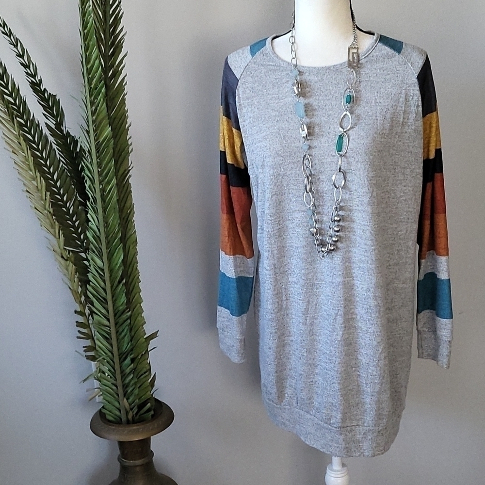 Suimiki heather gray tunic with striped sleeves and banded hem